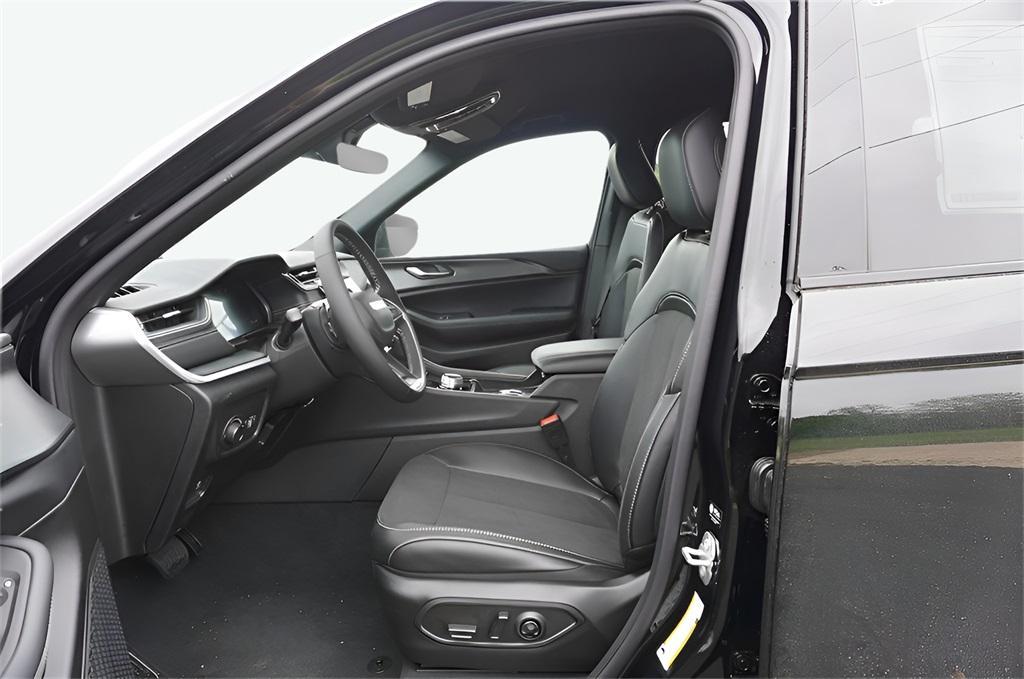 new 2025 Jeep Grand Cherokee car, priced at $48,870