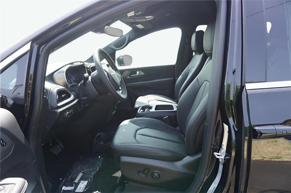 new 2025 Chrysler Pacifica car, priced at $51,685