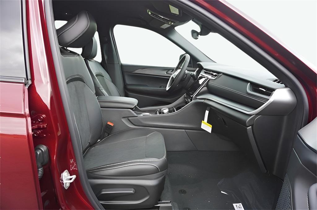 new 2025 Jeep Grand Cherokee car, priced at $48,870