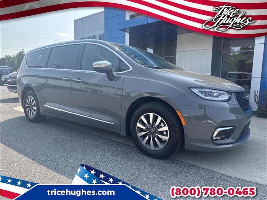 used 2023 Chrysler Pacifica Hybrid car, priced at $41,500