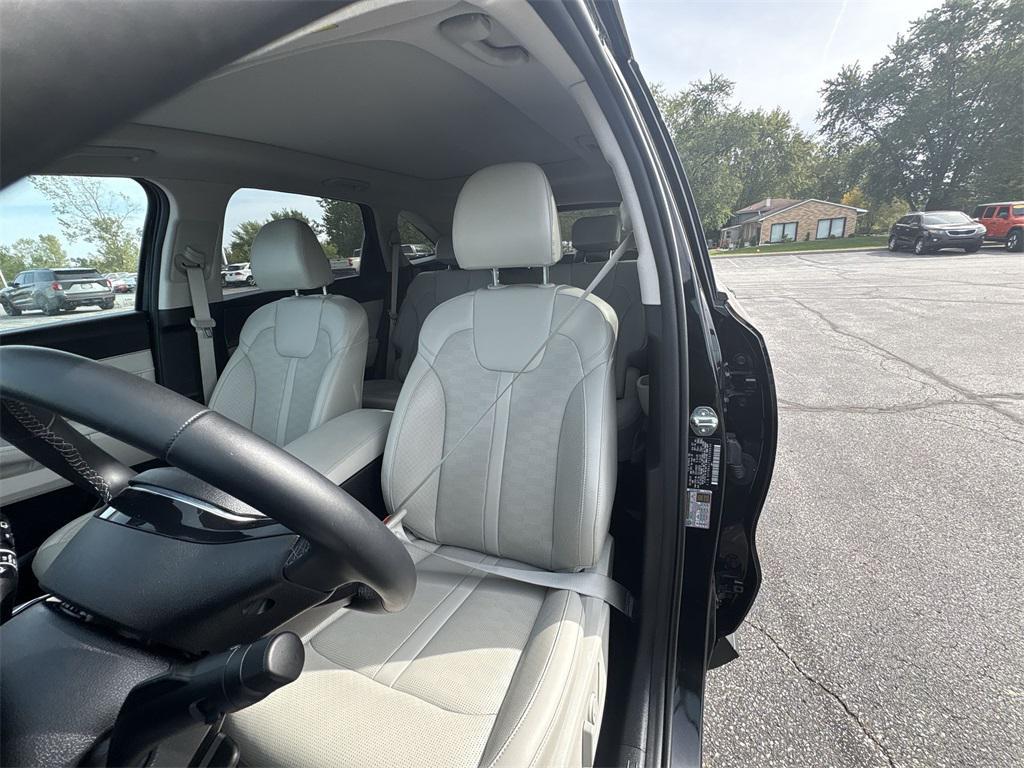 used 2025 Kia Sorento car, priced at $35,787