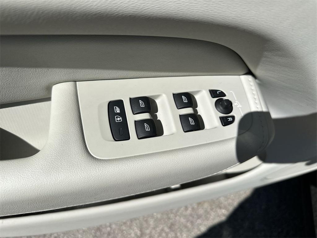 used 2022 Volvo XC60 car, priced at $35,959