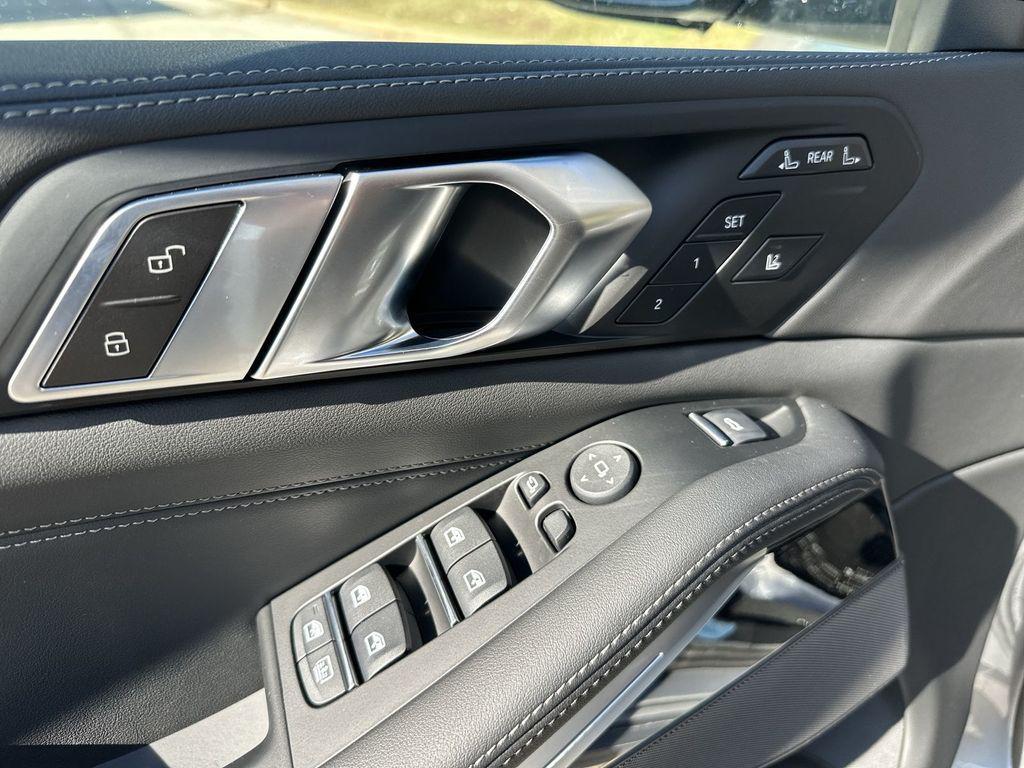 new 2026 BMW X7 car, priced at $100,165