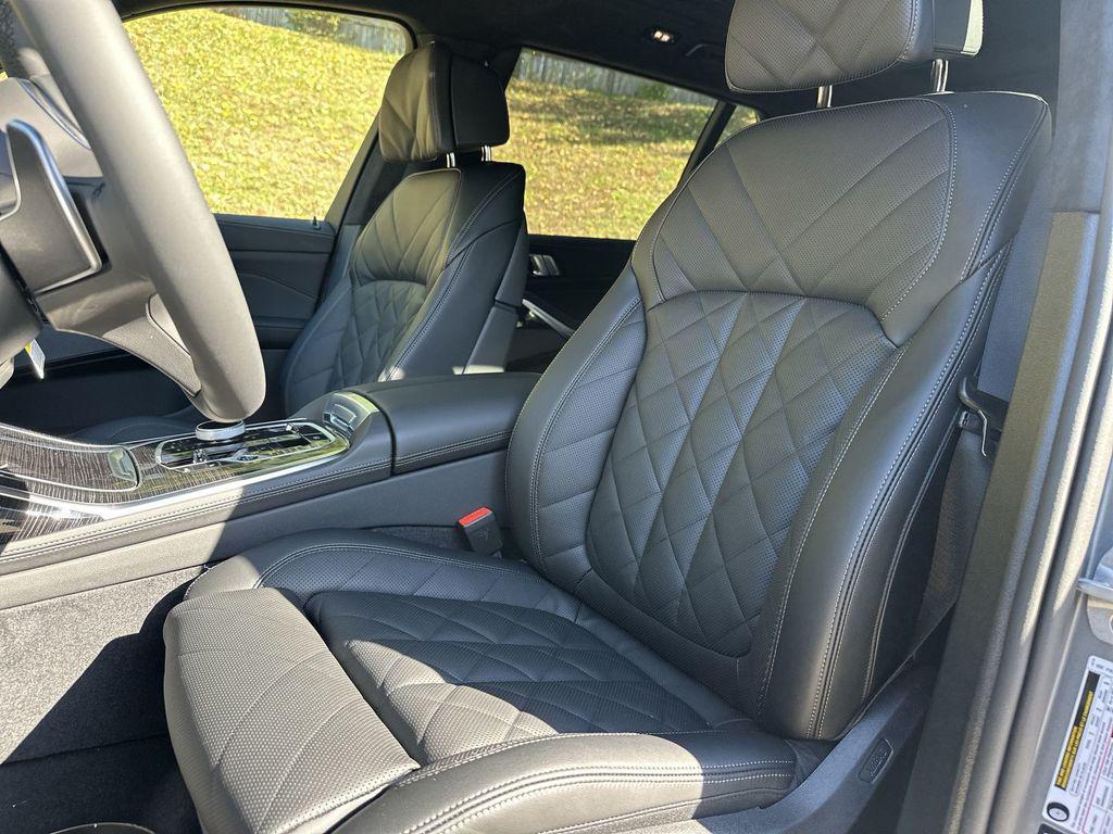 new 2026 BMW X7 car, priced at $100,165