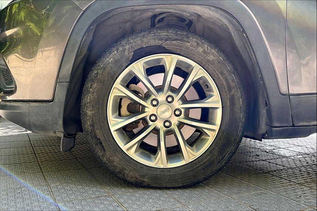 used 2019 Jeep Cherokee car, priced at $13,225