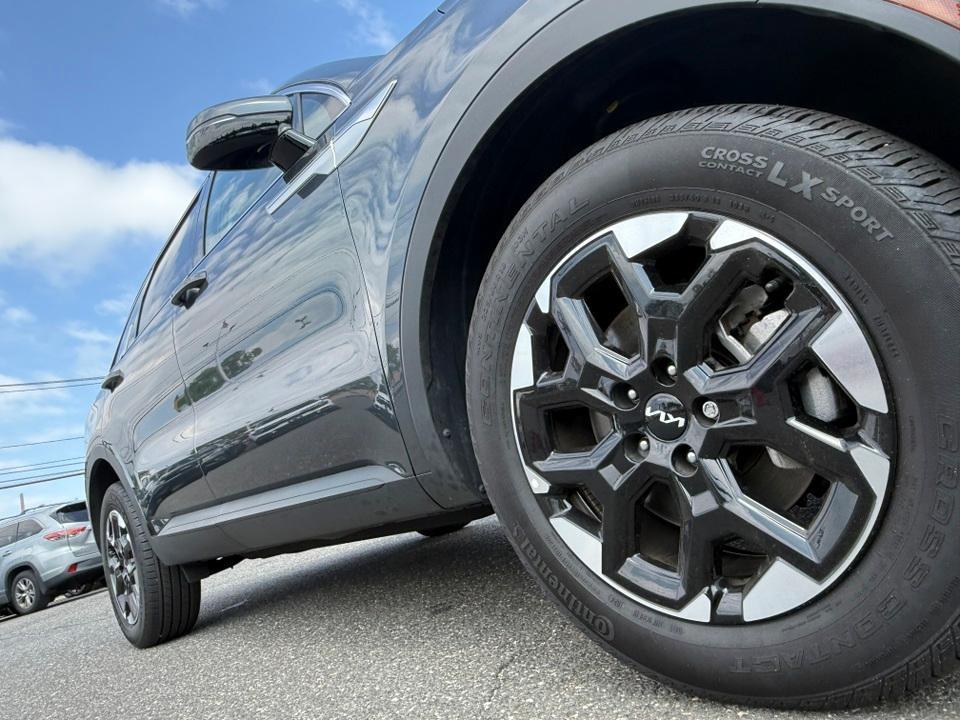 used 2025 Kia Sorento car, priced at $35,561