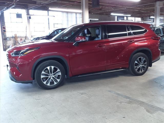 used 2022 Toyota Highlander car, priced at $36,660