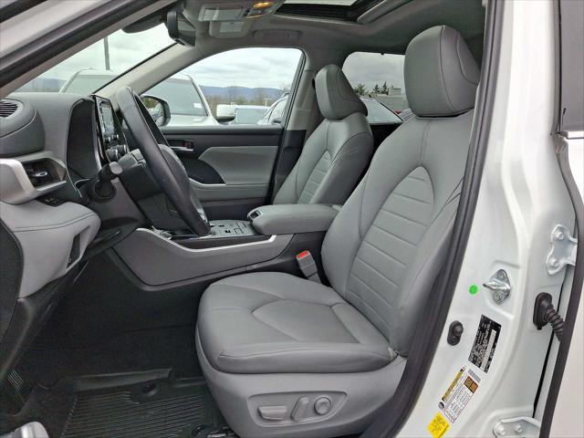 used 2022 Toyota Highlander car, priced at $34,807