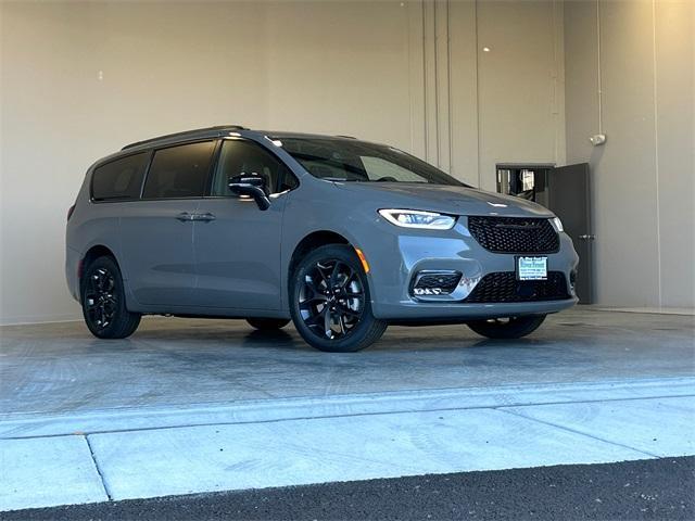 new 2025 Chrysler Pacifica car, priced at $51,508