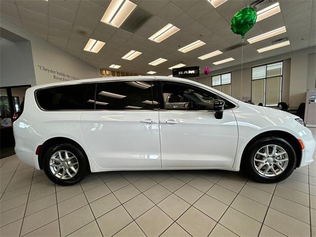 new 2025 Chrysler Pacifica car, priced at $42,697