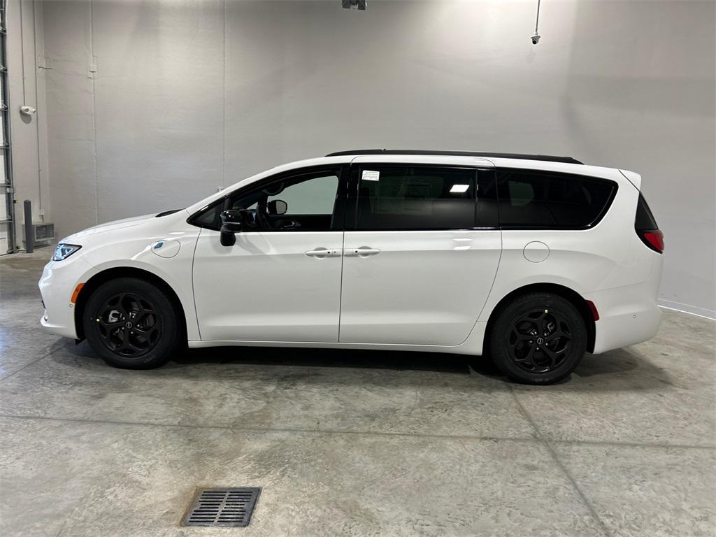 new 2025 Chrysler Pacifica Hybrid car, priced at $48,520