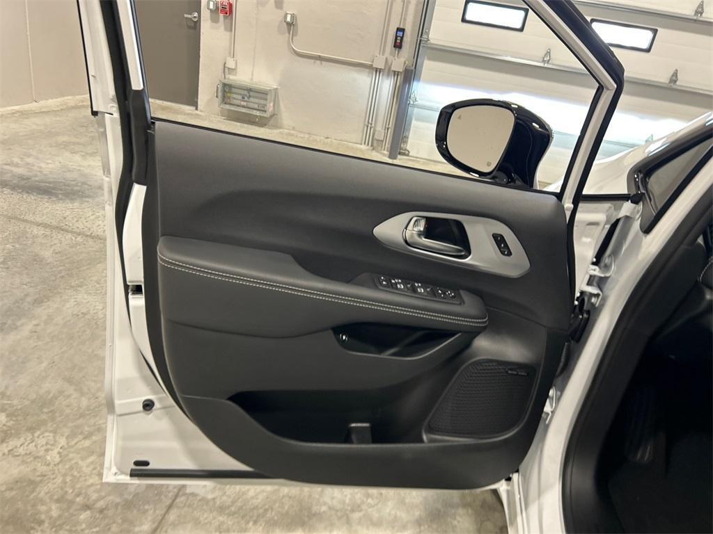 new 2025 Chrysler Pacifica Hybrid car, priced at $48,520