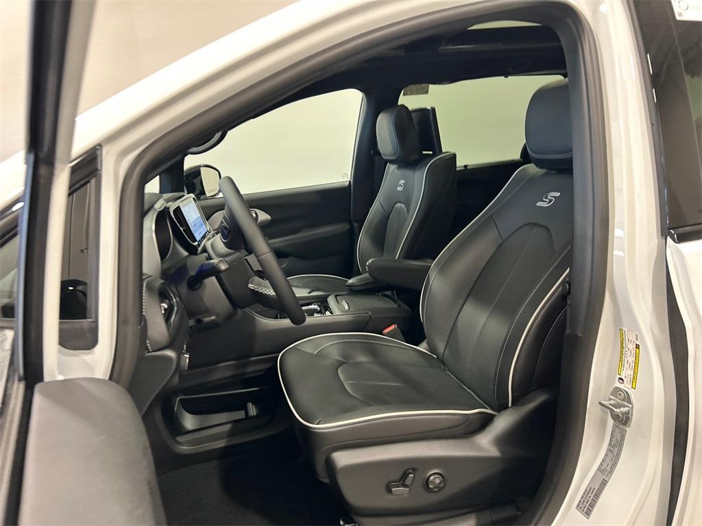 new 2025 Chrysler Pacifica Hybrid car, priced at $48,520