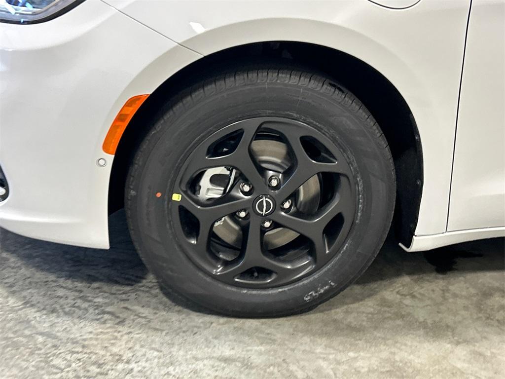 new 2025 Chrysler Pacifica Hybrid car, priced at $48,520