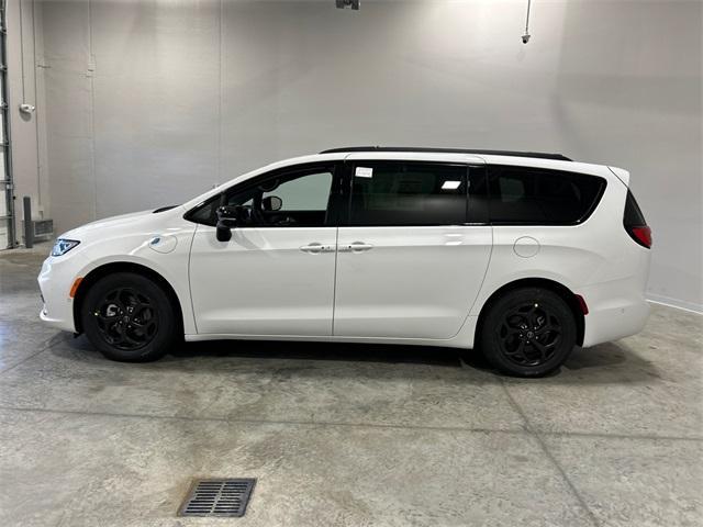 new 2025 Chrysler Pacifica Hybrid car, priced at $46,600