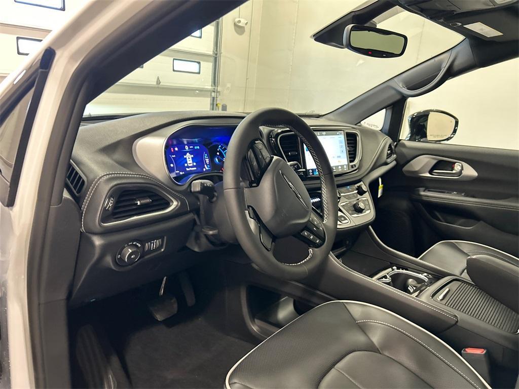 new 2025 Chrysler Pacifica Hybrid car, priced at $48,520