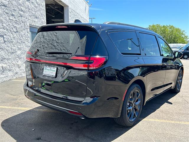 new 2024 Chrysler Pacifica car, priced at $39,162