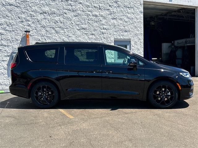 new 2024 Chrysler Pacifica car, priced at $39,162