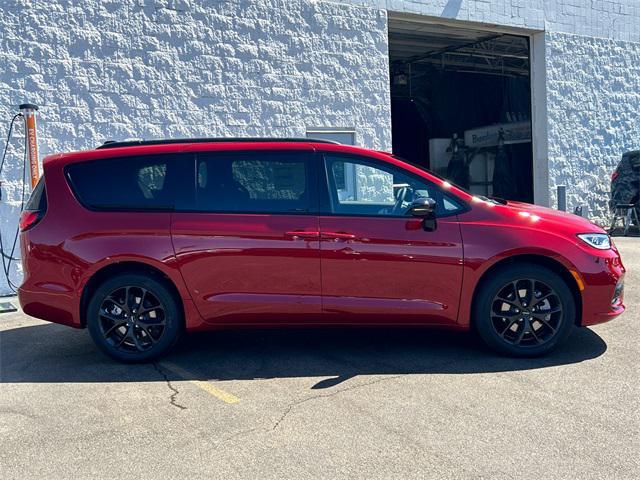 new 2024 Chrysler Pacifica car, priced at $48,286