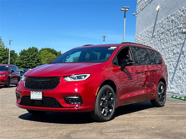 new 2024 Chrysler Pacifica car, priced at $48,286