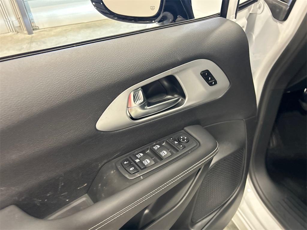 new 2025 Chrysler Pacifica Hybrid car, priced at $45,193