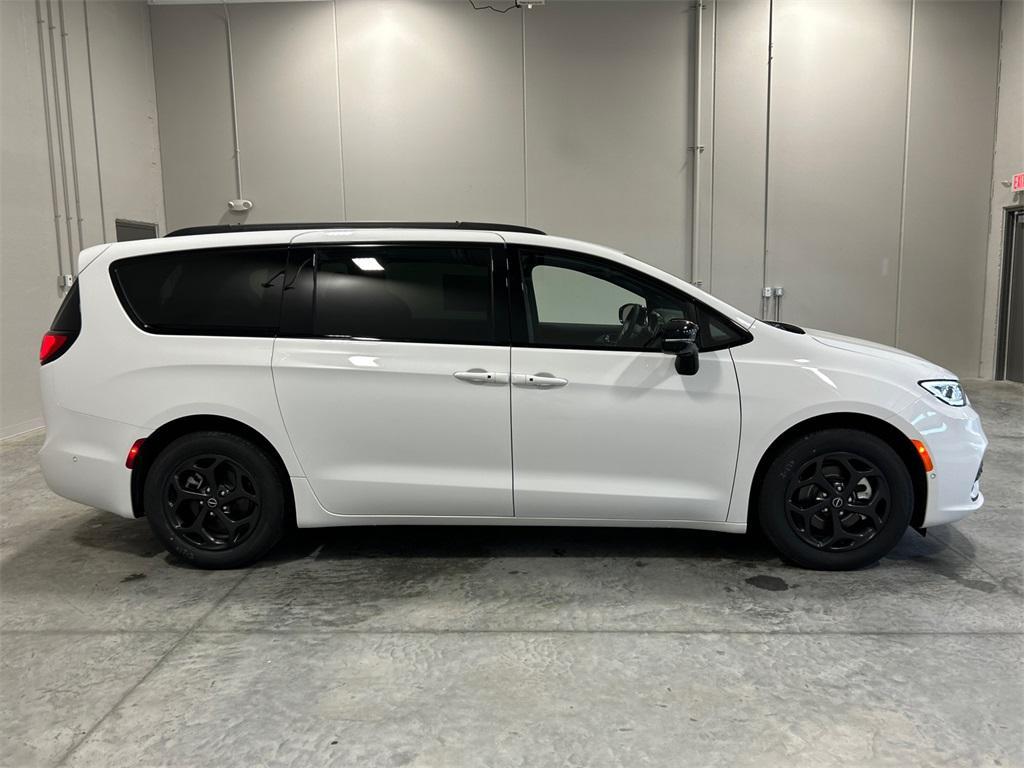 new 2025 Chrysler Pacifica Hybrid car, priced at $45,193