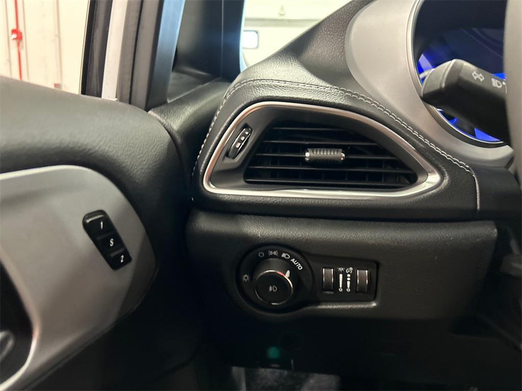 new 2025 Chrysler Pacifica Hybrid car, priced at $45,193