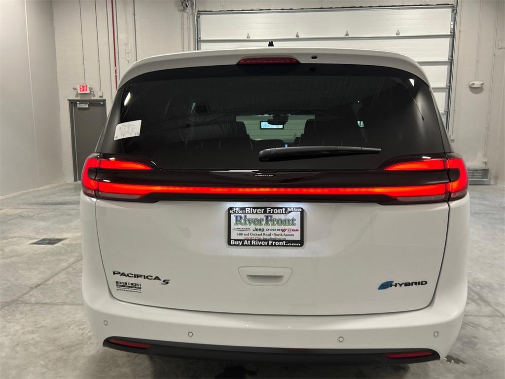 new 2025 Chrysler Pacifica Hybrid car, priced at $45,193