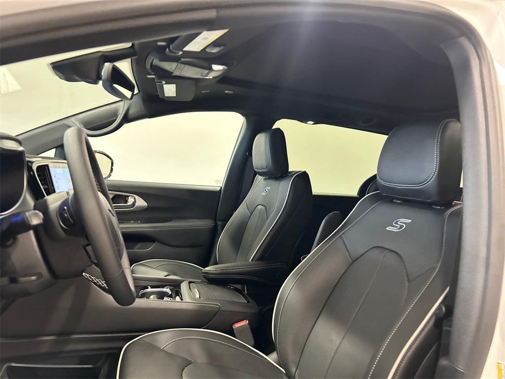 new 2025 Chrysler Pacifica Hybrid car, priced at $45,193