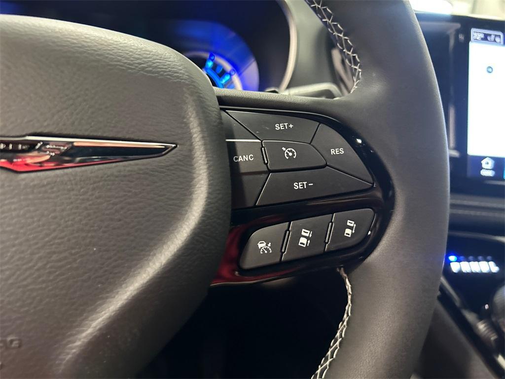 new 2025 Chrysler Pacifica Hybrid car, priced at $45,193