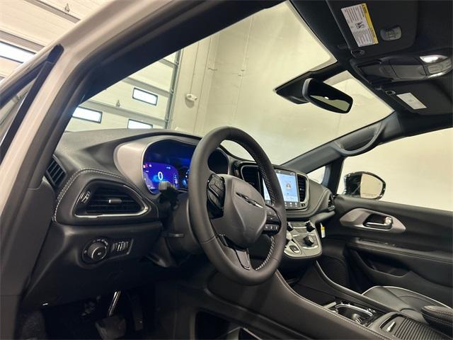 new 2025 Chrysler Pacifica Hybrid car, priced at $45,693