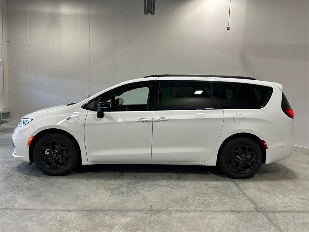 new 2025 Chrysler Pacifica Hybrid car, priced at $45,193