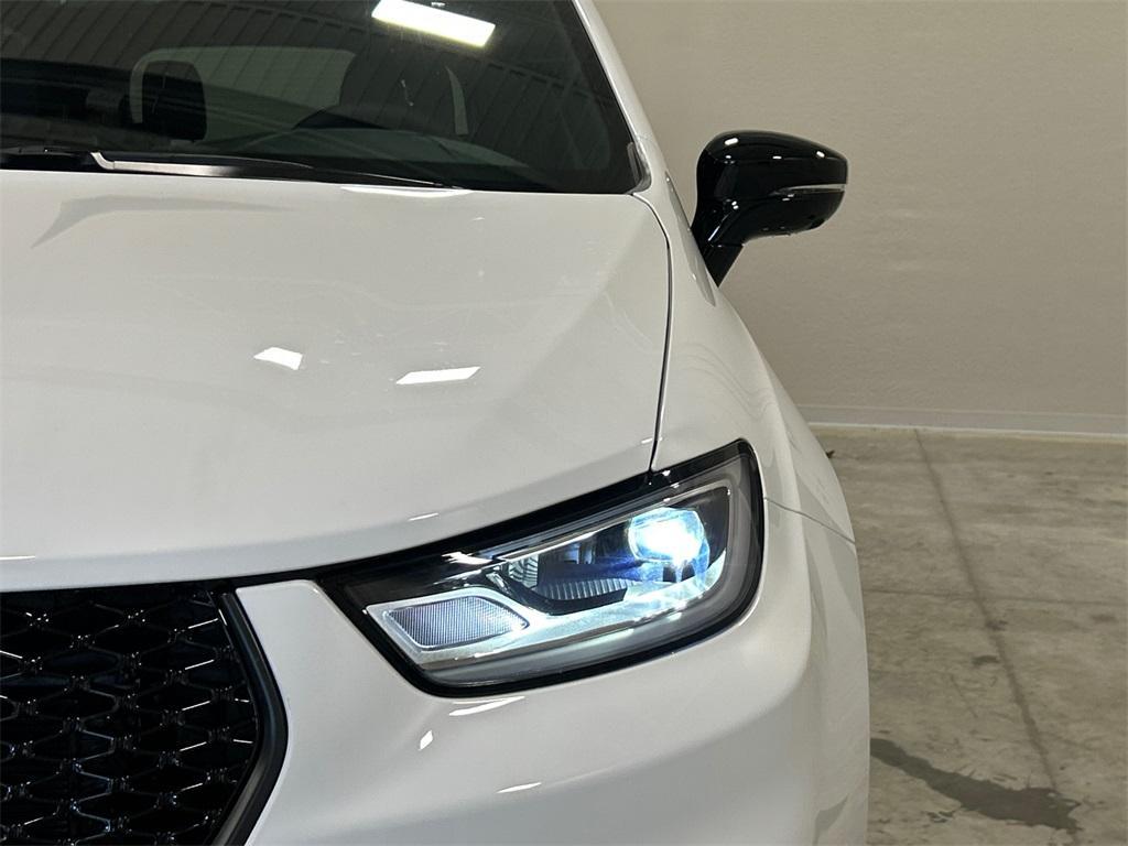 new 2025 Chrysler Pacifica Hybrid car, priced at $44,693