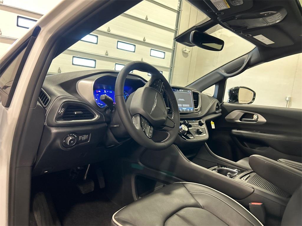 new 2025 Chrysler Pacifica Hybrid car, priced at $44,693