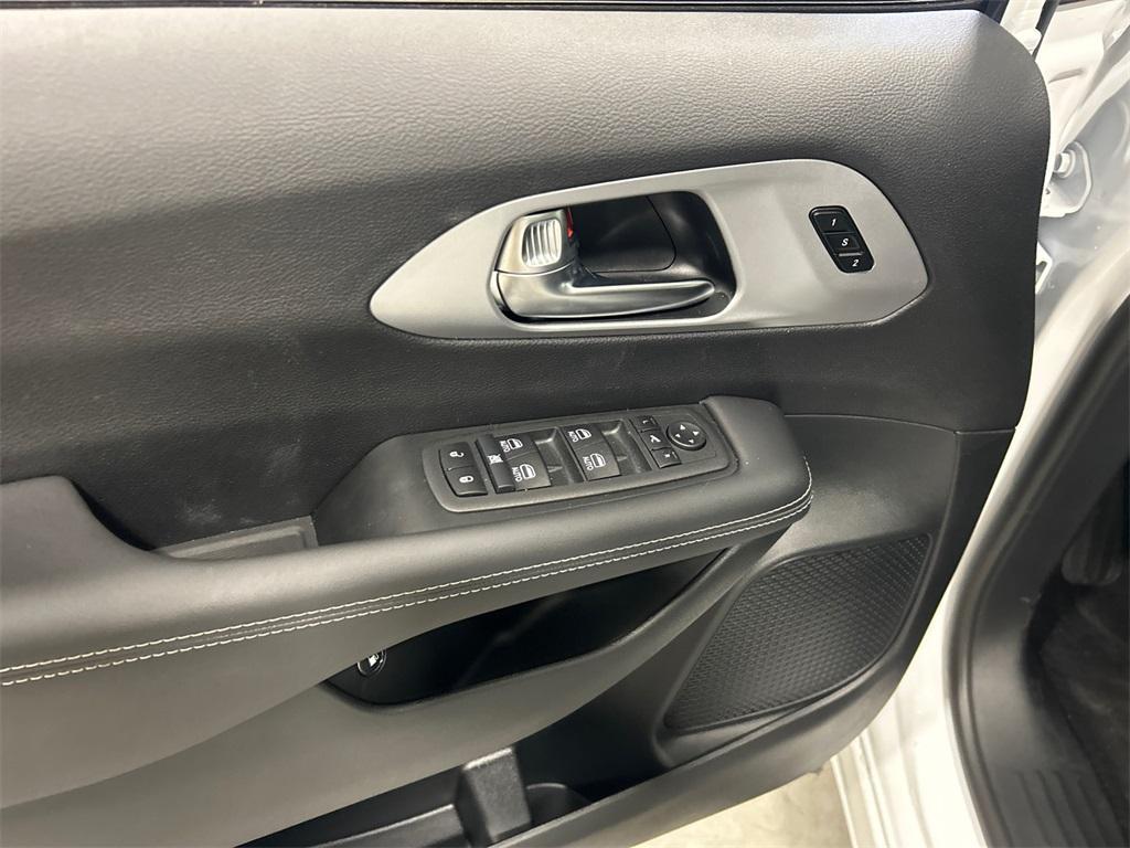 new 2025 Chrysler Pacifica Hybrid car, priced at $44,693