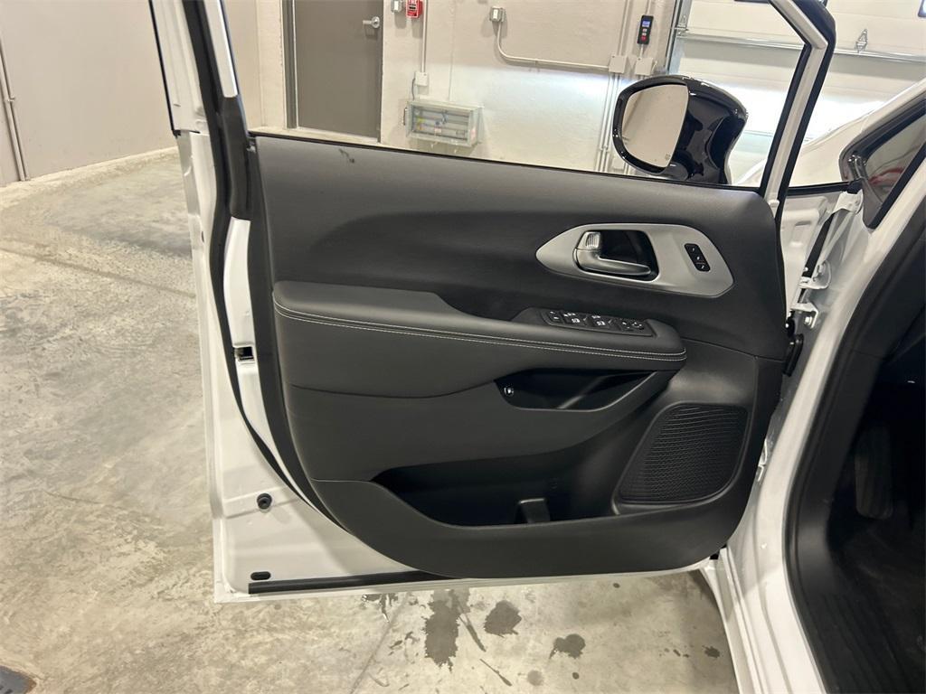 new 2025 Chrysler Pacifica Hybrid car, priced at $44,693