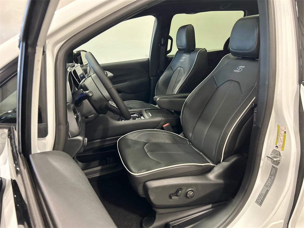 new 2025 Chrysler Pacifica Hybrid car, priced at $44,693