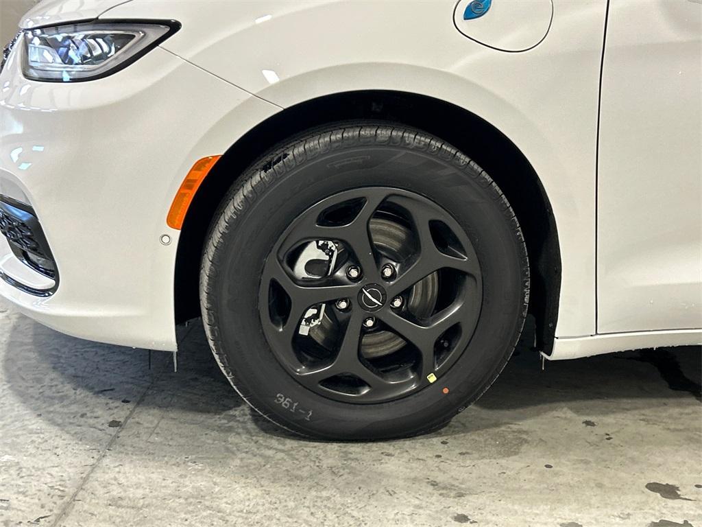 new 2025 Chrysler Pacifica Hybrid car, priced at $44,693