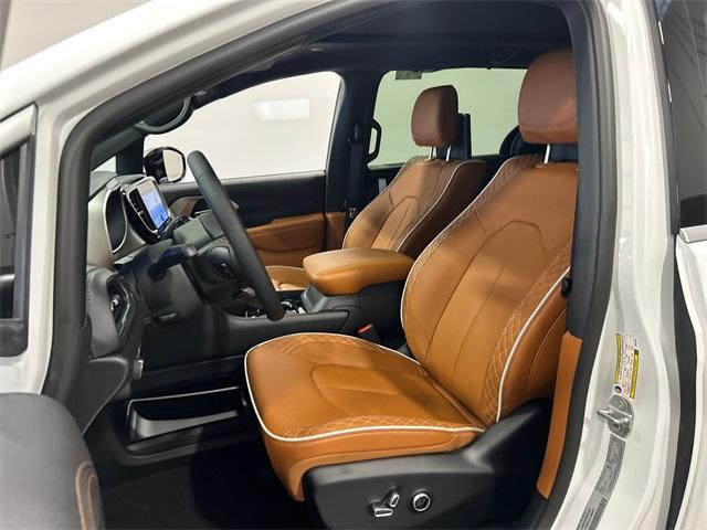 new 2025 Chrysler Pacifica Hybrid car, priced at $47,640