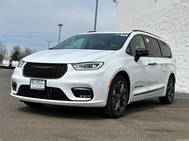 new 2024 Chrysler Pacifica car, priced at $43,843