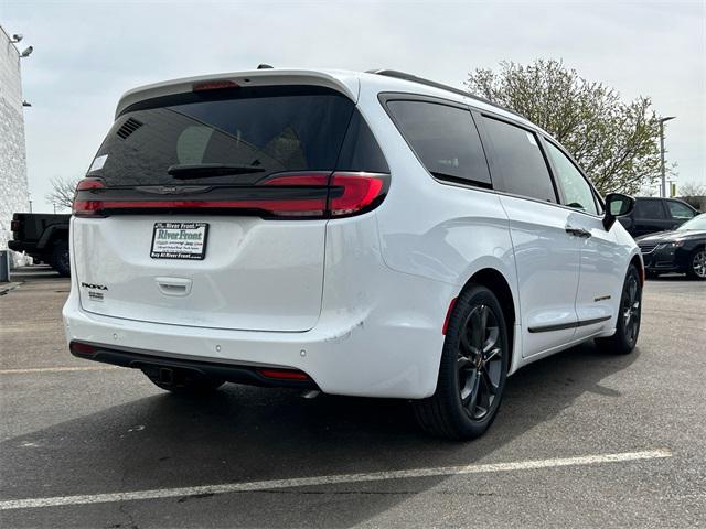 new 2024 Chrysler Pacifica car, priced at $43,843