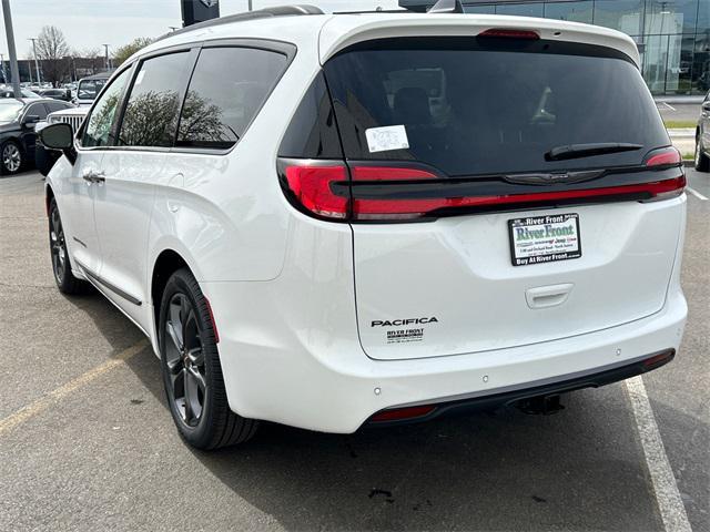 new 2024 Chrysler Pacifica car, priced at $43,843