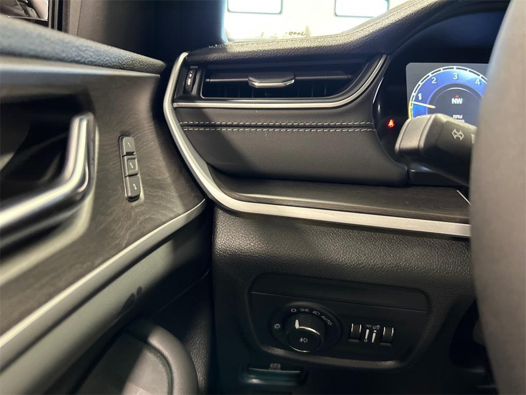 new 2025 Jeep Grand Cherokee car, priced at $48,302