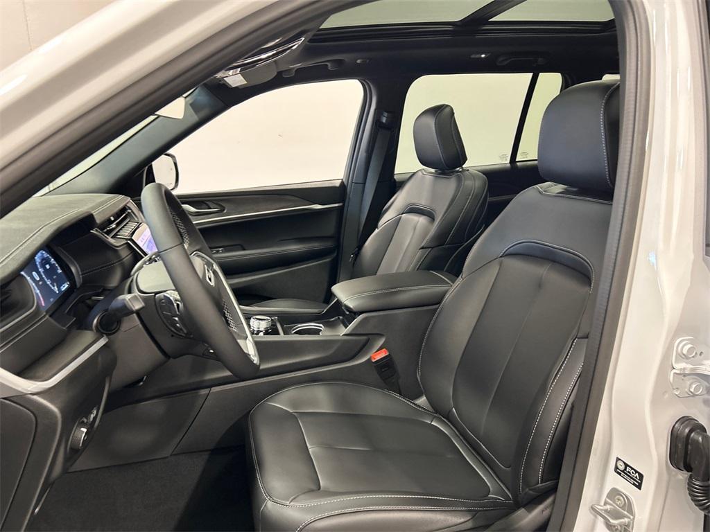 new 2025 Jeep Grand Cherokee car, priced at $48,302
