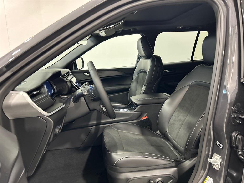 new 2025 Jeep Grand Cherokee car, priced at $42,417