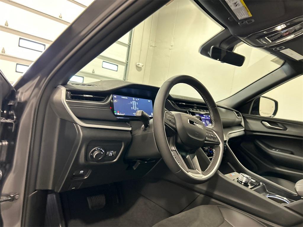 new 2025 Jeep Grand Cherokee car, priced at $42,417