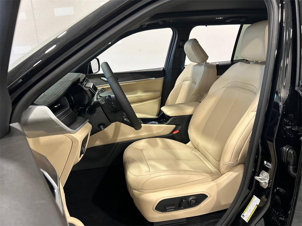 new 2025 Jeep Grand Cherokee car, priced at $48,115