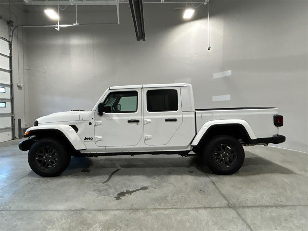 new 2025 Jeep Gladiator car, priced at $43,572