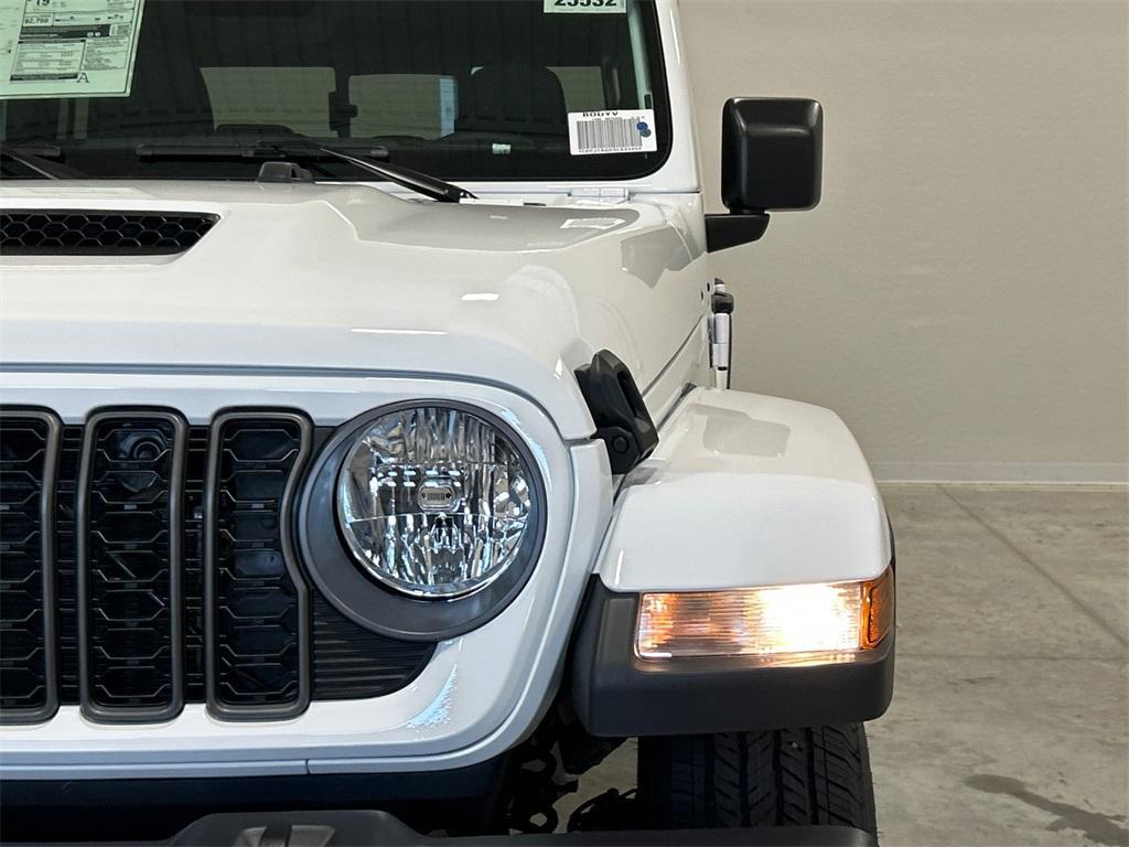 new 2025 Jeep Gladiator car, priced at $43,572