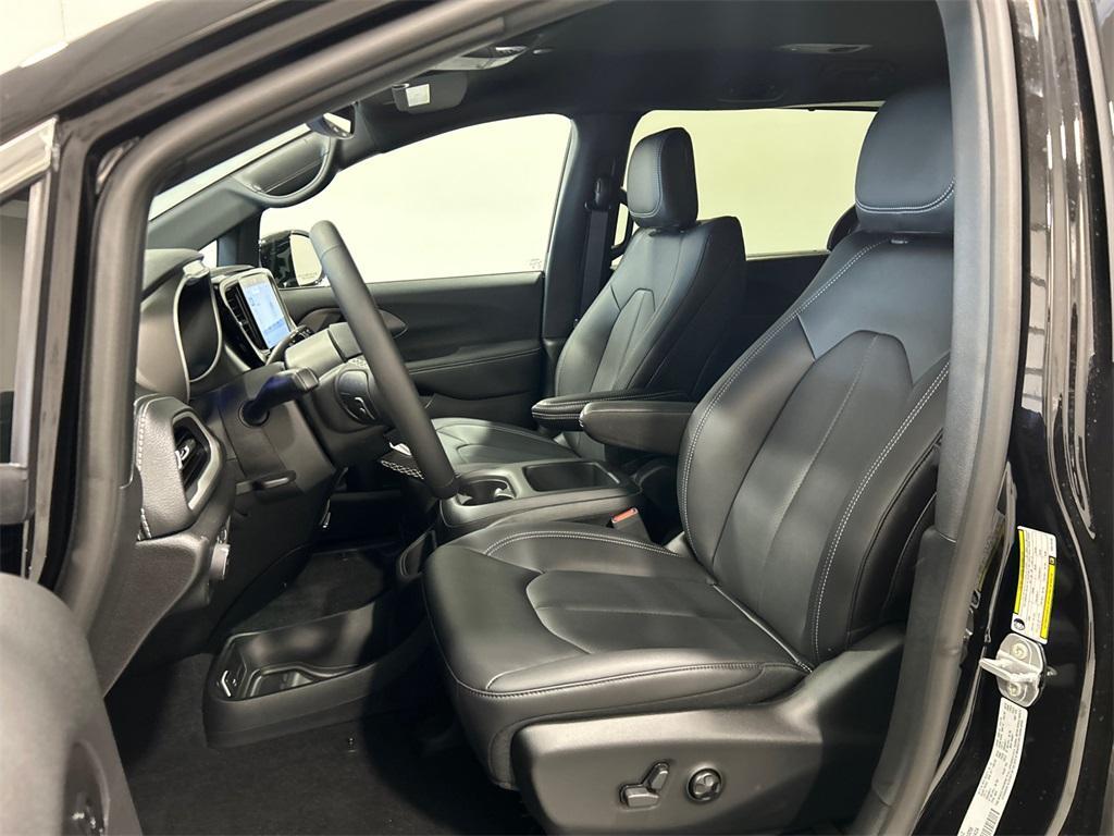 new 2025 Chrysler Pacifica car, priced at $40,373